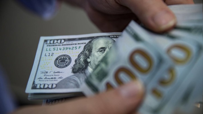 El dólar libre se disparó a $317 y acumula un alza de 33% en julio