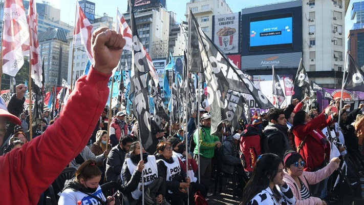 Piqueteros se movilizan a Plaza de Mayo y exigen bonos y más planes sociales