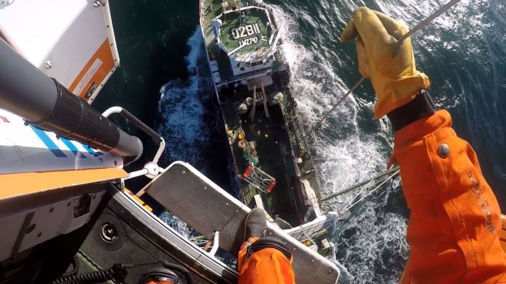 Emergencia en el Mar Argentino: Prefectura aeroevacuó a un tripulante enfermo