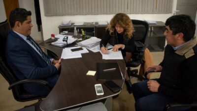 El Gobierno del Chubut firmó obras de viviendas para Aldea Apeleg