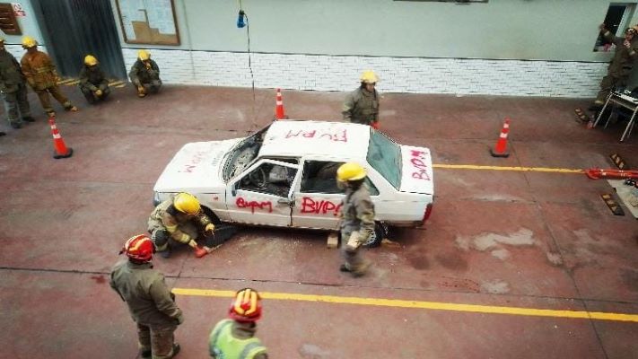 Aspirantes a bombero se capacitaron en rescate vehicular