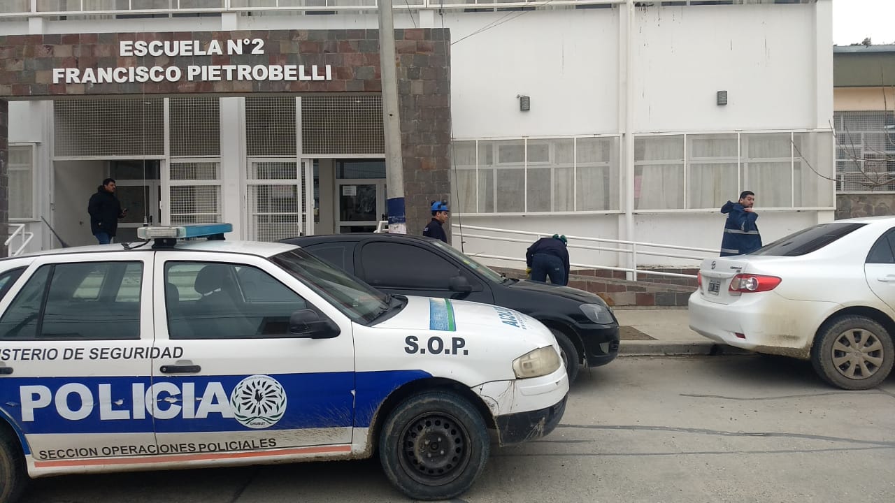 Desalojaron la Escuela 2 del barrio Pietrobelli por presunta pérdida de monóxido