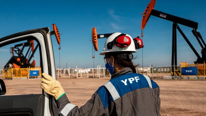 Petroleros de YPF cerraron aumento salarial del 80% y bono de $100.000