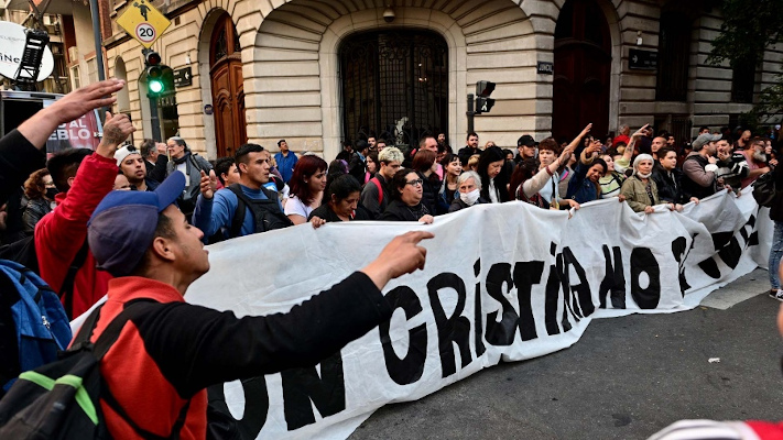 Por cuarto día, militantes mantienen vigilia frente al domicilio de Cristina Kirchner