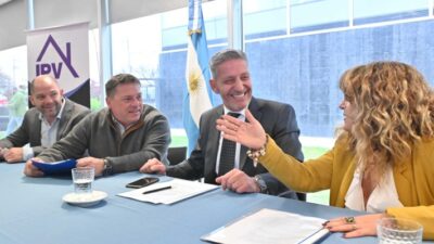Arcioni encabezó la licitación para construir 128 viviendas en Comodoro