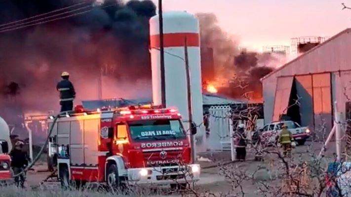 Tres trabajadores muertos en un incendio de una refinería en Plaza Huincul