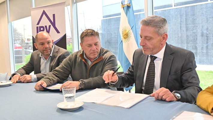 Arcioni encabezó la licitación para construir 128 viviendas en Comodoro Rivadavia