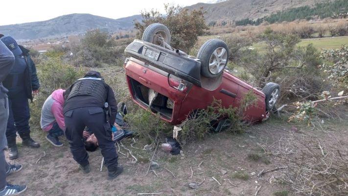 Volcaron y cayeron dentro de un chacra de Esquel