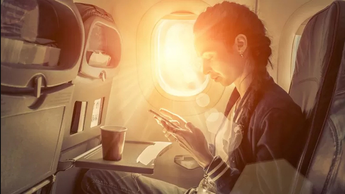 ¿Por qué tenemos que apagar los celulares en los aviones?