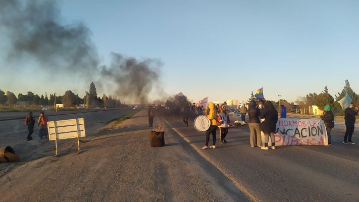 Docentes cortan la ruta en el acceso norte a Trelew