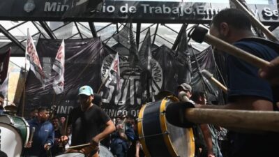conflicto, Neumáticos, reunión, Sutna, trabajadores