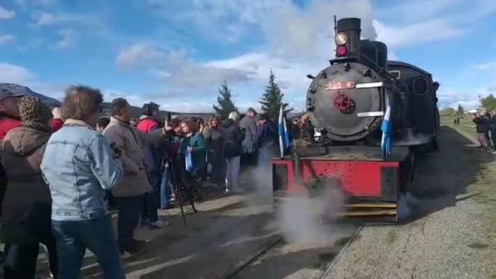 “La Trochita” bloqueada en el ingreso a Nahuelpan