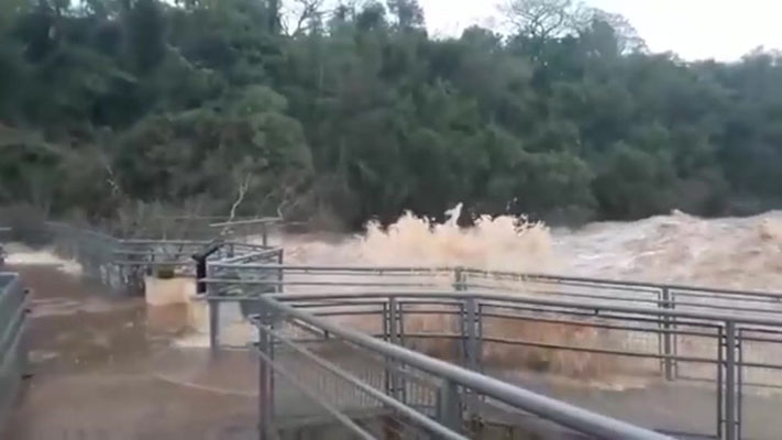 La creciente arrastró parte  de una pasarela de Cataratas