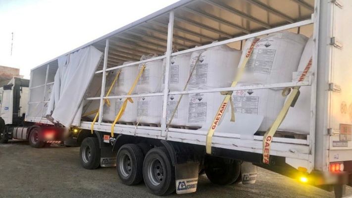 Detienen tres camiones con 76 toneladas de hidróxido de potasio