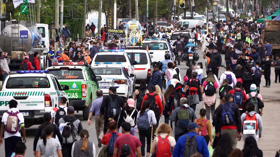 Miles de personas se congregan en Liniers para la Peregrinación a Luján