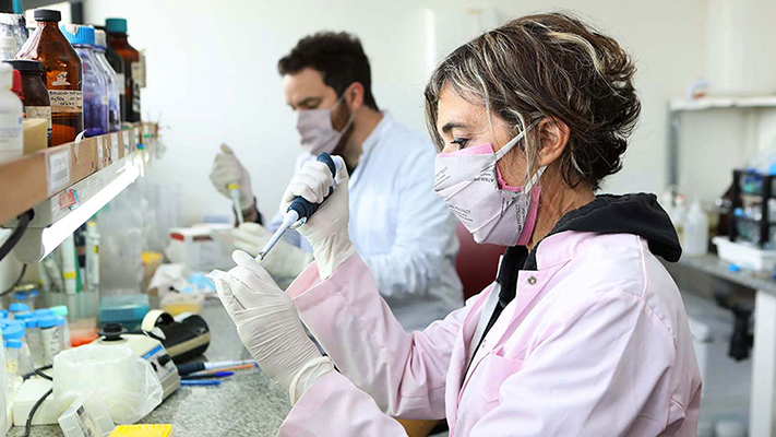 Científicos argentinos avanzan hacia una nueva vacuna Covid