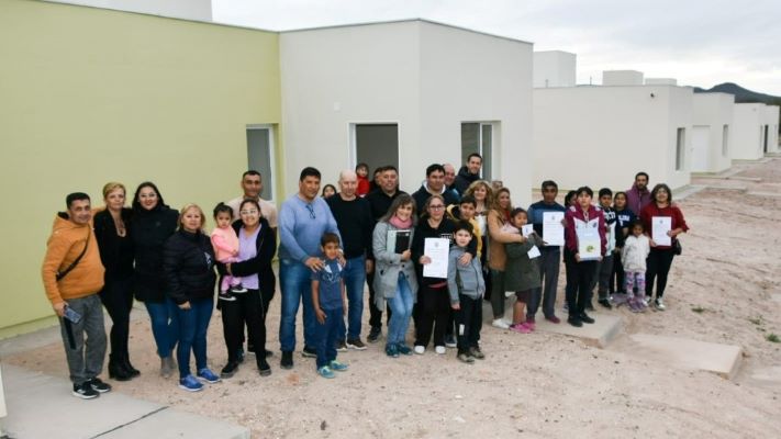 Provincia entregó seis viviendas en Telsen