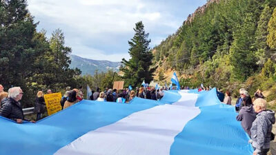 lof Lafken Winkul Mapu, manifestantes, Patagonia, Río Negro, terrorismo, Villa Masrcadi