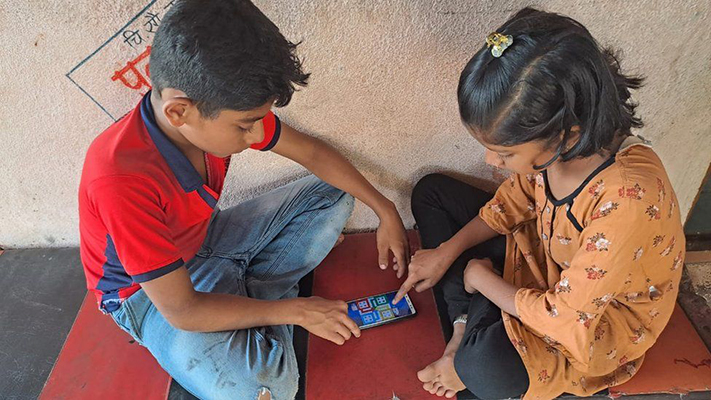 La aldea en India que se desconecta de internet para que la gente hable