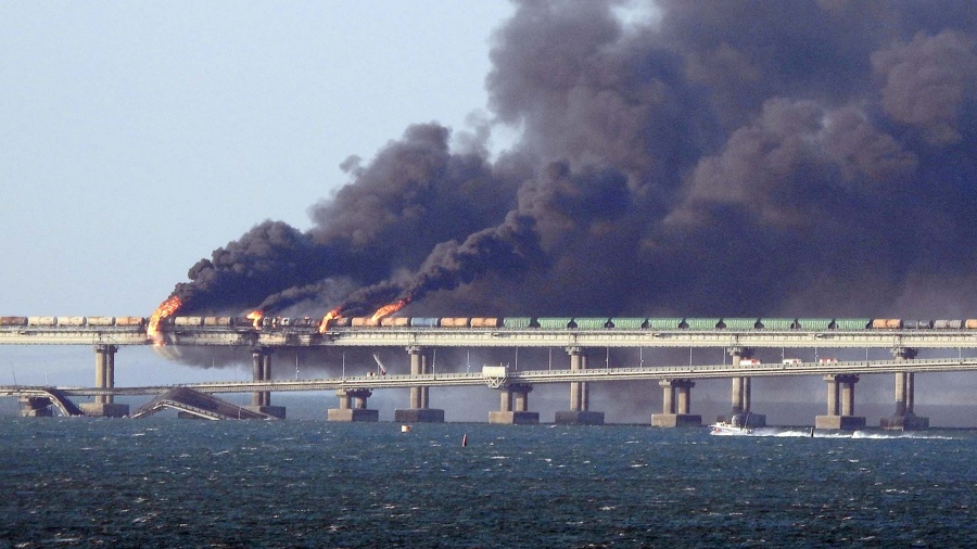 Buzos rusos analizan el puente de Crimea dañado por una explosión