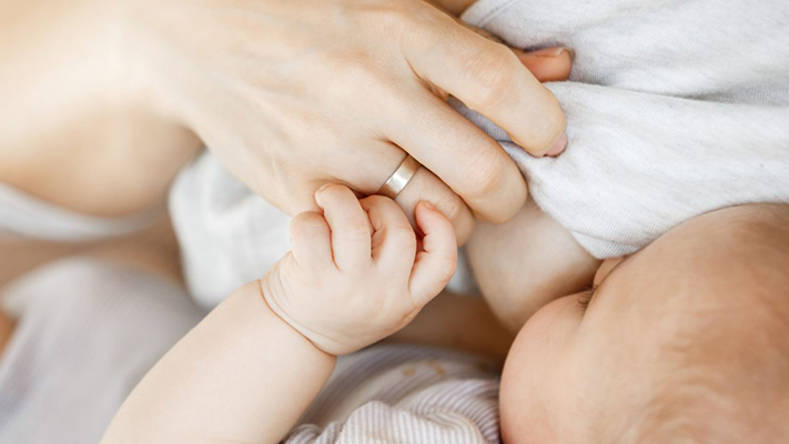 COVID-19: Madres vacunadas transfieren la protección a sus hijos por la leche materna