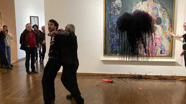 Una famosa obra de Gustav Klimt fue atacada con un líquido negro