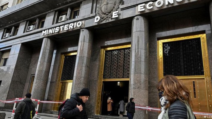 Argentina lanza un canje de deuda en pesos para postergar vencimientos
