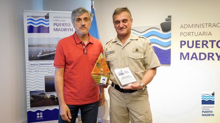 La Administración Portuaria entregó reconocimiento a los prefectos Finelli y Serrano
