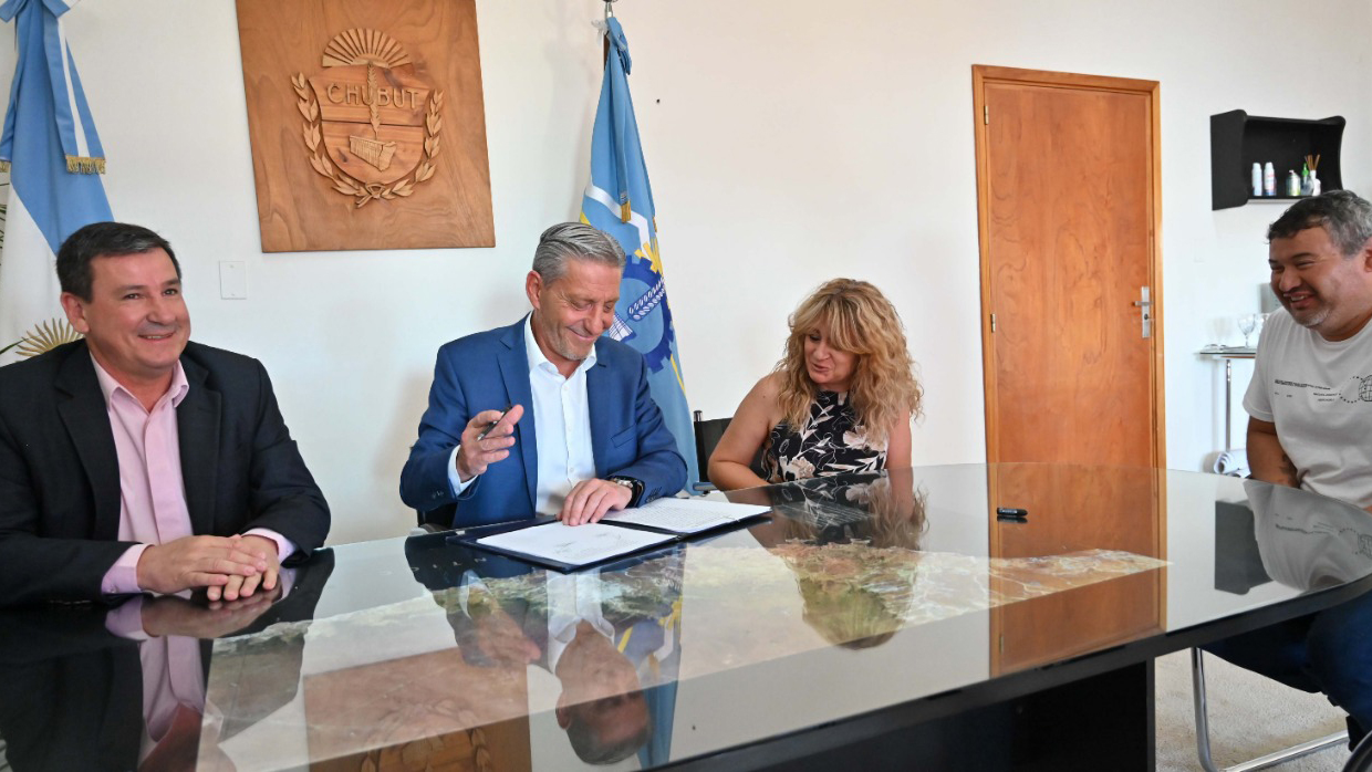Arcioni firmó convenio con una Cooperativa de Trabajo para la construcción de viviendas en Lago Puelo
