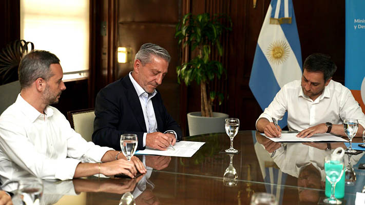 Arcioni firmó convenios con Cabandié por más de 172 millones de pesos
