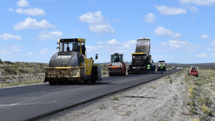 Repavimentan la Ruta N°25 entre Las Chapas y Las Plumas