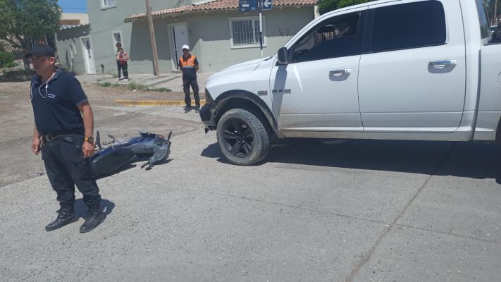 Madryn: motociclista embarazada herida luego de chocar contra una camioneta