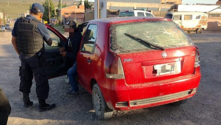 Borracho estacionó el auto en medio de la calle y se durmió