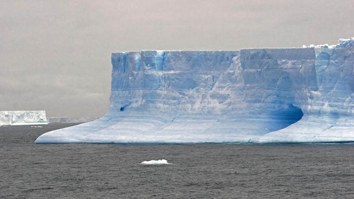 Un iceberg gigante se está alejando de la Antártida
