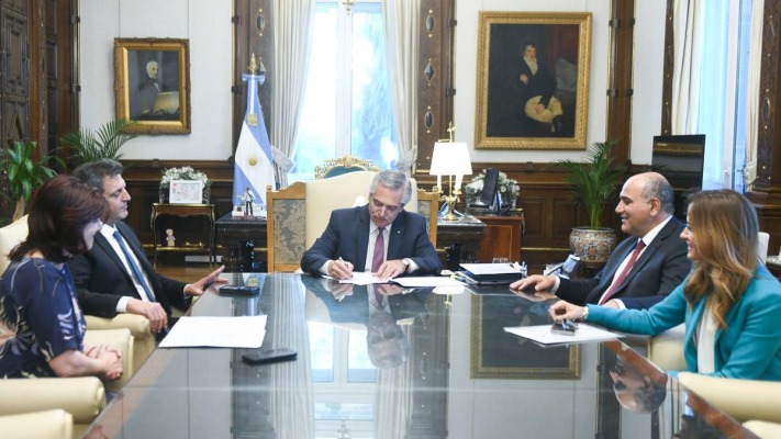 El Presidente firmó un decreto para vincular planes sociales con empleo genuino