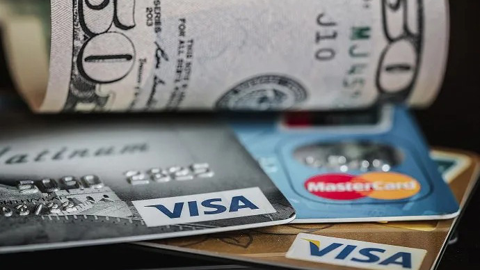 Con el dólar Qatar, cae 20% el uso de tarjetas de crédito para compras en moneda extranjera