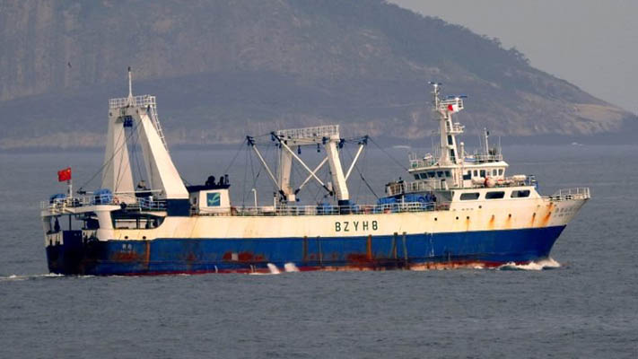 La Armada Argentina sigue a un pesquero chino sospechoso