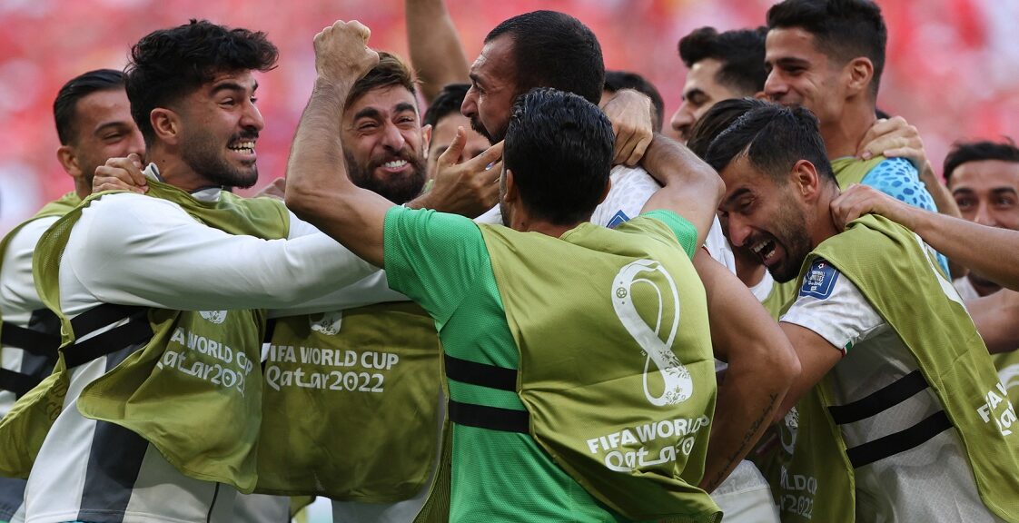 Irán le ganó a Gales 2 a 0 sobre el final del partido