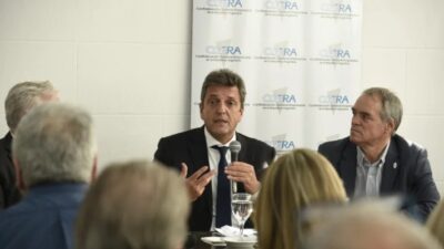 Analizan una baja de impuestos para empresas que importen con dólares propios