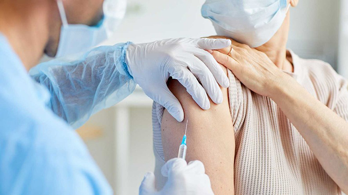 Covid-19: la aplicación de vacunas se triplicó frente al aumento de casos