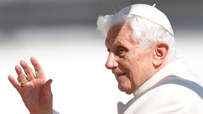 Benedicto XVI sigue grave: el Vaticano ya prepara su funeral