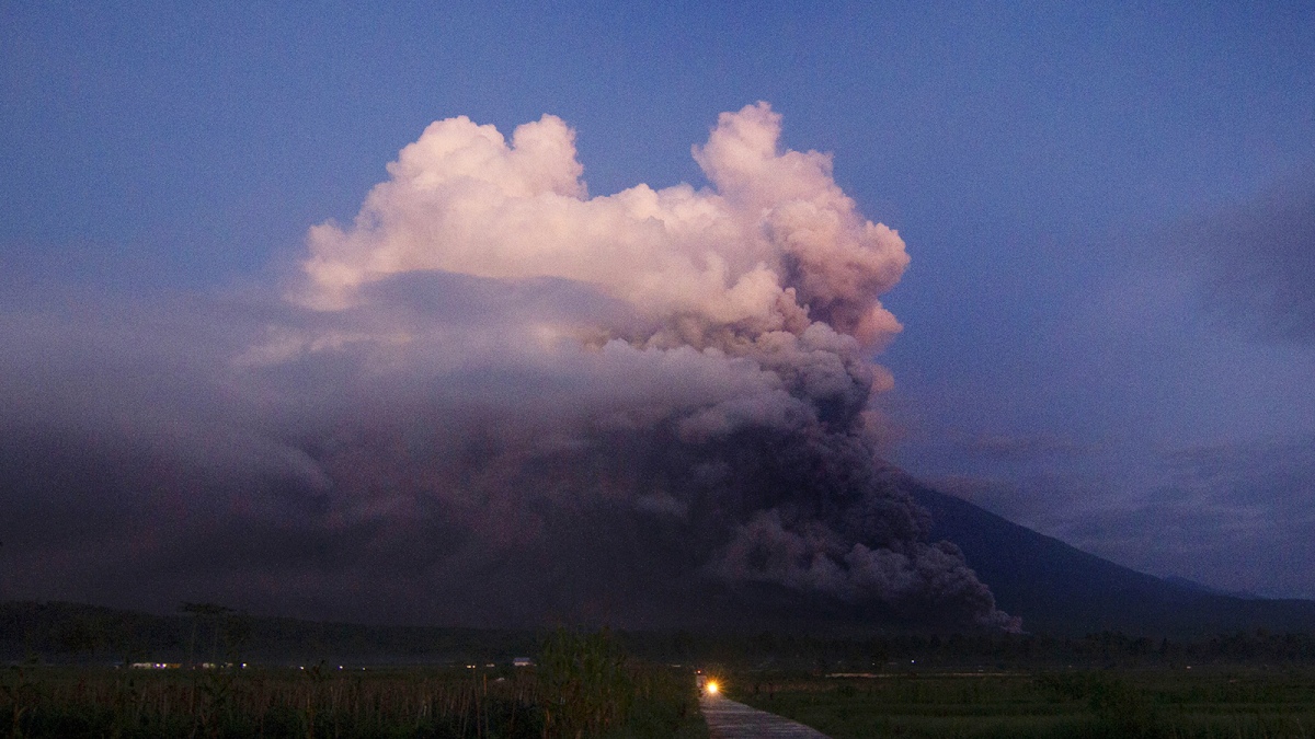 Alerta máxima y 2 mil evacuados por la erupción de un volcán