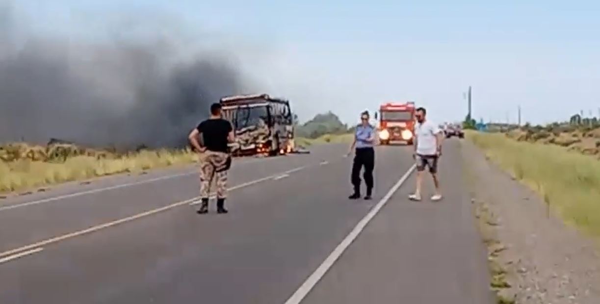 Un colectivo con militantes del PRO se incendió en la Ruta 7
