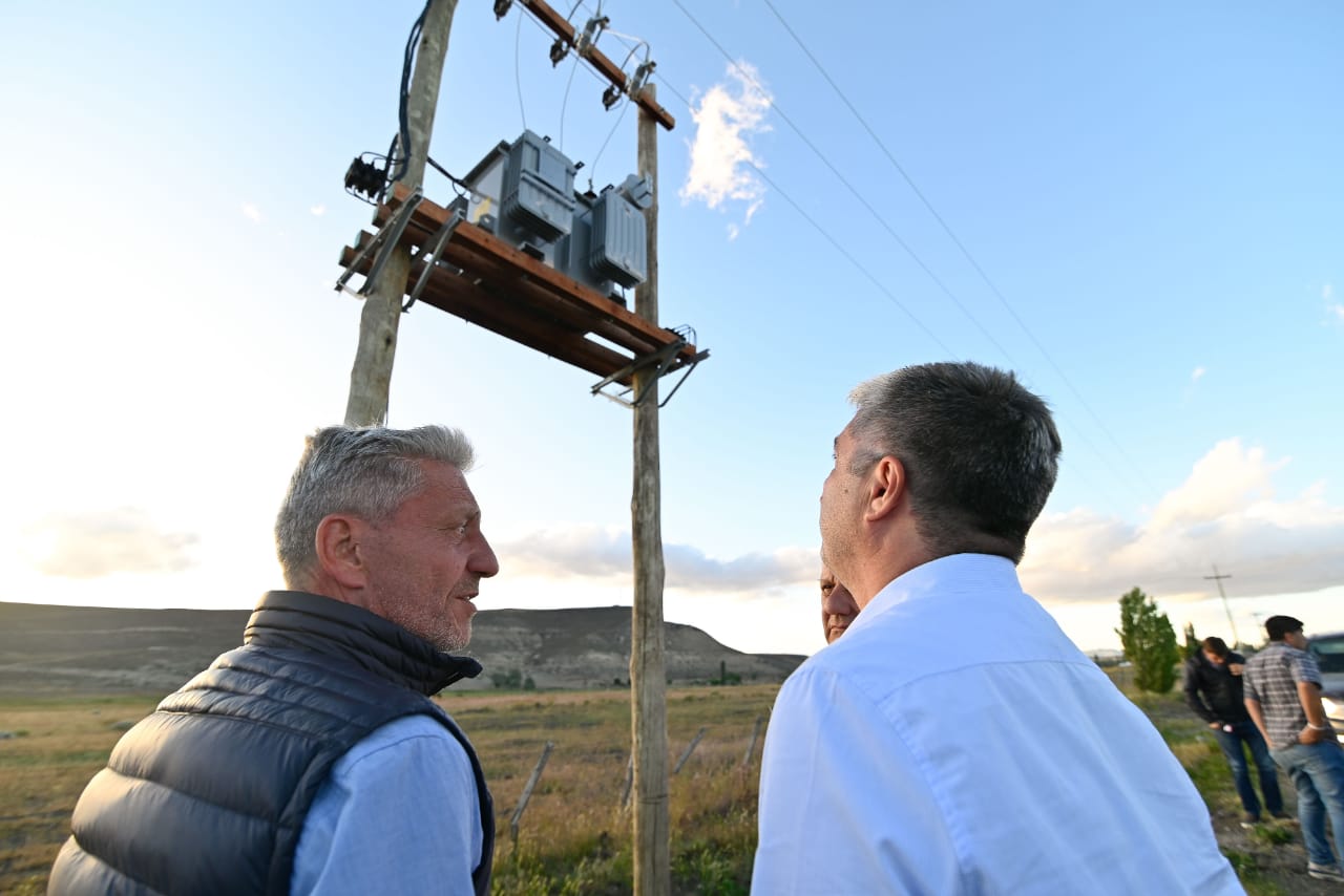 Arcioni inauguró la ampliación de la red eléctrica en Tecka