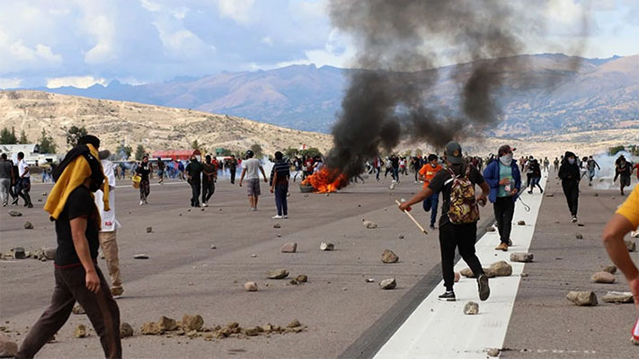 Perú: al menos 16 heridos en el intento de tomar un aeropuerto