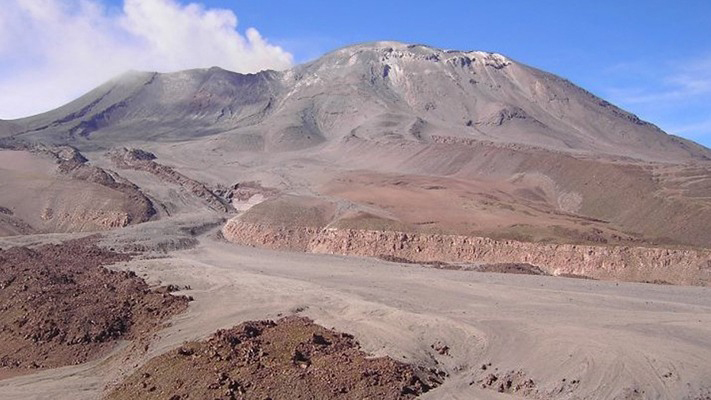 Elevaron a naranja el alerta del volcán Lascar en Chile