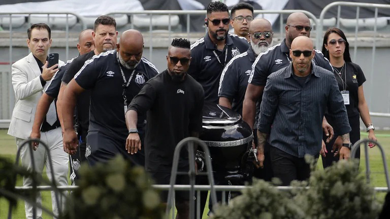 Comenzó el velatorio de Pelé por un día en el estadio de Santos