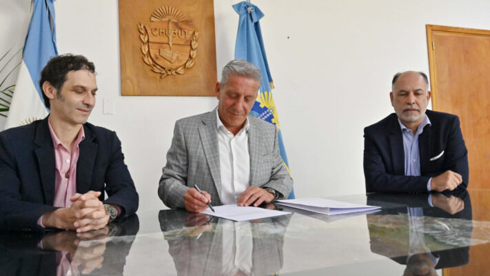 Arcioni promulgó la ley que transfiere histórico edificio a la Cámara de Comercio de Comodoro