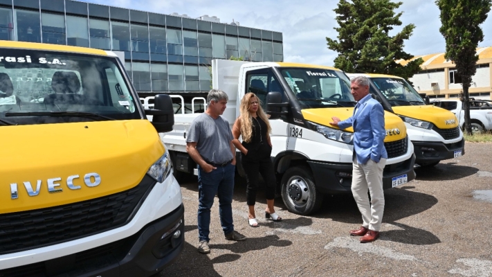 Arcioni presentó nuevos camiones del parque automotor de Vialidad Provincial