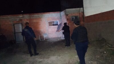 Robó una despensa, intentó escapar por los techos y fue detenido